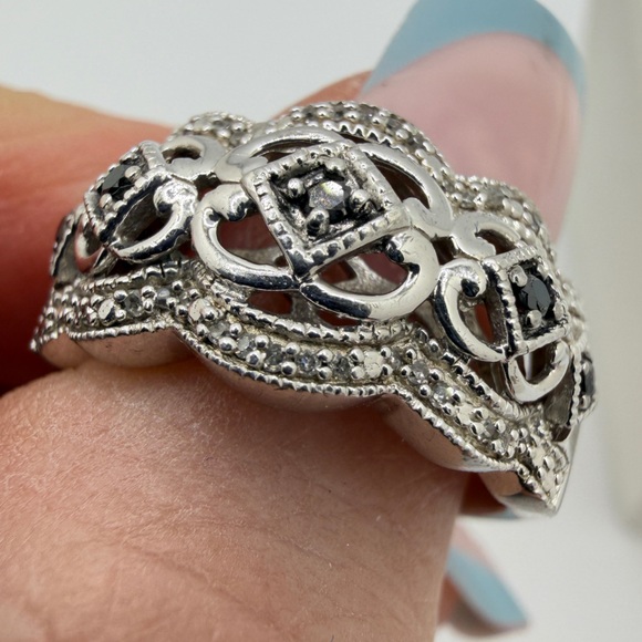 Black and white diamond cocktail statement ring in sterling silver! - Picture 6 of 13